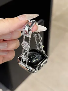 Detailaufnahme des glitzernden Strass-Metall-Uhrenarmbands mit Stern-Anhängern für Apple Watch.
