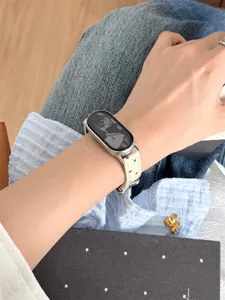 Bracelet de montre en cuir fin avec motif d'étoiles compatible avec la montre Apple.