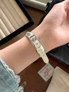 Cinturino in pelle bianca con fibbia metallica e perle per accessori di smartwatch moderni