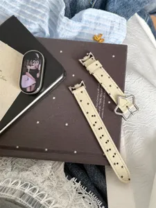 Bracelet de montre en cuir fin avec motif d'étoiles et boucle en métal, accessoire élégant.