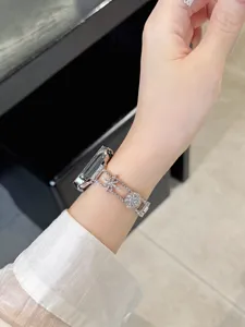 Glänzendes Stern Metalluhrband kompatibel mit Apple Watch, feine Detailansicht.