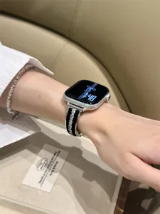 Dettaglio cinturino orologio in camoscio e metallo zircone stile coreano, accessorio.