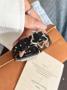 Gros plan détaillé du bracelet en cuir noir élégant avec une boucle étoile et motif étoilé.