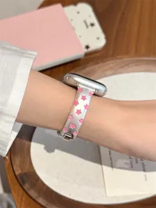 Bracelet de montre en métal élégant compatible Apple Watch avec étoiles roses tendance.