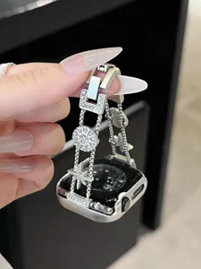 Nahaufnahme glänzender Strass Stern Ketten Metall Uhrenarmband und Gehäuse Details.