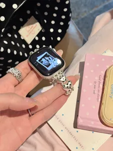 Elegantes Herz Polka Dot Perlen Einzelarmband kompatibel mit der Apple Watch Serie.