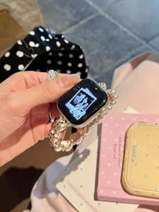 Perlen Herz Uhrenarmband Detail mit einzigartigem Pünktchenmuster, elegantes Smartwatch Zubehör.