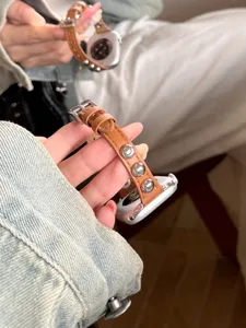 Cinturino per orologio in pelle con borchie metalliche compatibile con smartwatch vari.