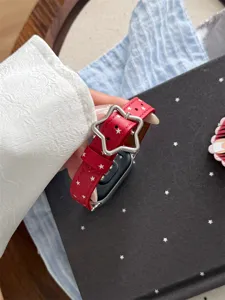Vue detaillee du bracelet de montre en cuir rouge avec boucle etoile compatible Apple Watch.