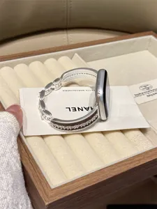 Cinturino per orologio metallo e pelle con strass stile coreano per Apple Watch.