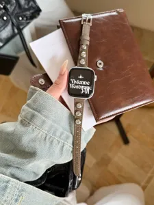 Cinturino per orologio in pelle con borchie compatibile con serie Apple Watch, design.