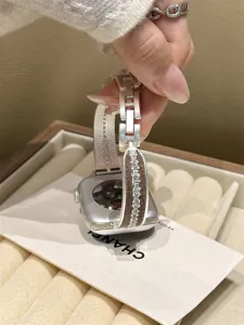 Dettaglio cinturino orologio metallo scamosciato strass, ricambio lussuoso per smartwatch.