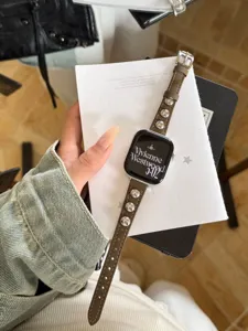 Vista dettagliata del cinturino in pelle con borchie compatibile Apple Watch, elegante.