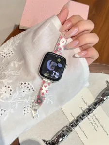 Vue détaillée du bracelet de montre en métal étoilé pour Apple Watch, design élégant.