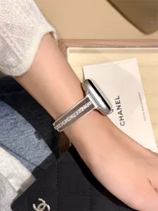 Primo piano dettaglio del cinturino per orologio in pelle scamosciata e zircone chic