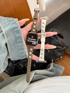 Cinturino in pelle con borchie metalliche compatibile con Apple Watch, accessorio chic.