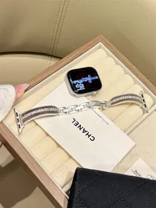 Cinturino in metallo scamosciato con zirconi stile coreano compatibile Apple Watch, design elegante.