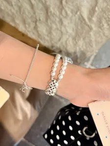 Detailansicht des edlen Perlen-Herz-Uhrenarmbands für Apple Watch mit Metallperlen.