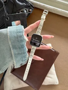 Cinturino per orologio in pelle bianca con borchie in metallo, elegante e di stile.