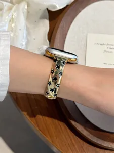 Bracelet de montre métal étoile détail, compatible Apple Watch, design élégant finition lisse.