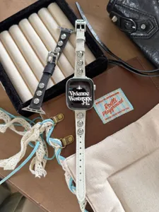 Cinturino in pelle con borchie per Apple Watch, design di ricambio in metallo.