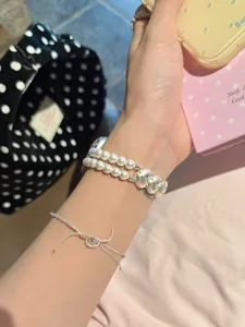 Detailansicht des eleganten Perlen Herz Armbands für Smartwatches, stilvolles modisches Etui.