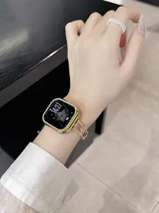 Detailaufnahme des luxuriösen Strass-Stern Metallarmbands und Gehäuses am Handgelenk.