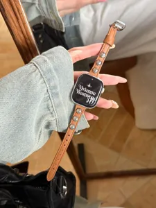 Vista dettagliata del cinturino in pelle marrone con design a borchie, compatibile con smartwatch.