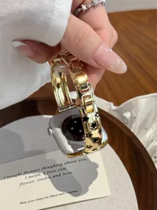 Détail en gros plan du bracelet de montre évidé en métal doré luxueux pour montre connectée.