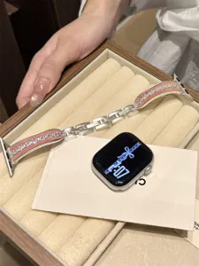 Vista dettagliata del cinturino in metallo scamosciato con strass compatibile Apple Watch.