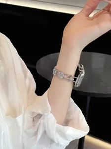 Detailaufnahme eines glitzernden Metall-Stern-Uhrenarmbands für Smartwatches, eleganter Schmuck.