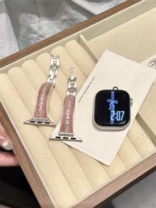 Dettaglio squisito del cinturino in pelle scamosciata e metallo per Apple Watch, elegante.