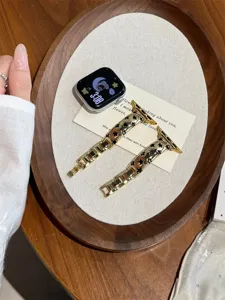 Vue détaillée du bracelet de montre en métal doré étoilé, design élégant pour montre.