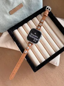 Cinturino in pelle elegante con borchie per Apple Watch, design marrone di alta qualità.