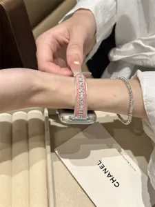 Cinturino per orologio in camoscio rosa e strass stile coreano compatibile Apple Watch.