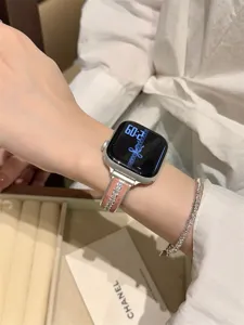 Vista dettagliata del cinturino per orologio in pelle scamosciata rosa con strass Apple.
