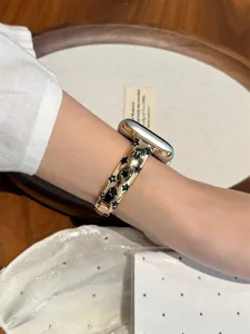Vue détaillée du bracelet en métal élégant avec des étoiles pour montre connectée.