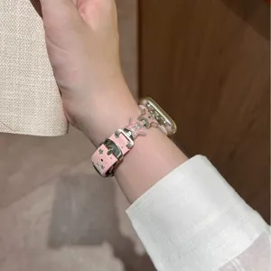 Rosa Lederarmband mit Sternen aus Metall, stilvoll und kompatibel mit Apple Watch.