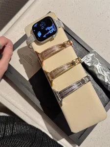 Vue détaillée de bracelets de montre étincelants en zircon présentés sur un support beige.