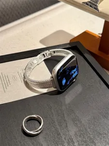 Bracelet de montre en métal zircone brillant compatible avec Apple Watch série 10 9 8 SE argent
