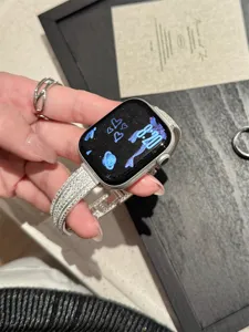 Gros plan sur les détails du bracelet de montre en strass étincelant, design diamant pour montre.