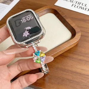 Bracelet de montre en metal strass de luxe et boitier avec charm trèfle colore pour montre
