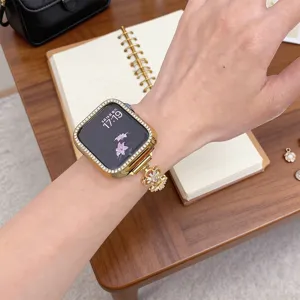Cinturino per orologio in metallo e strass con ciondolo a trifoglio per Apple Watch.