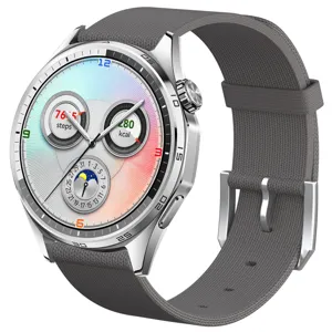 Gedetailleerd overzicht van de geweven smartwatch-band met zilveren metalen kast en wijzerplaat.