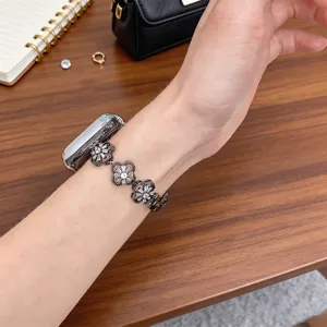 Cinturino orologio quadrifoglio metallo elegante compatibile con Apple Watch polso chic