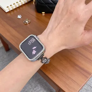 Custodia Apple Watch in diamante e cinturino metallo trifoglio, accessorio smartwatch elegante.