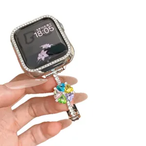 Bracelet de montre en métal incrusté de strass compatible Apple Watch, breloques cœurs.