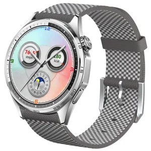 Zilveren roestvrijstalen smartwatch met grijs geweven stoffen horlogeband en digitale wijzerplaat