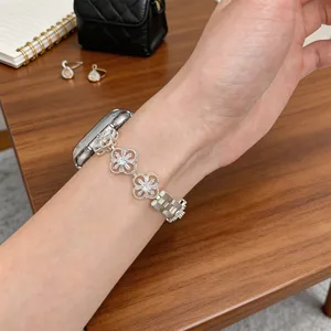 Cinturino per orologio in metallo di ricambio con ciondoli a trifoglio compatibile smartwatch