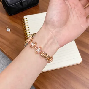 Vista di dettaglio del cinturino metallo quadrifoglio, elegante bracciale oro rosa smartwatch.